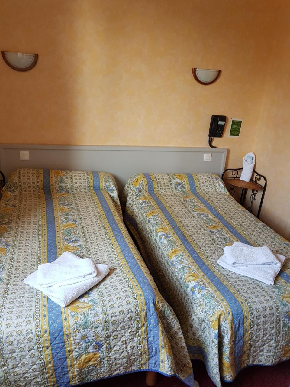 Hotel De La Gare Доль-де-Бретань Екстер'єр фото